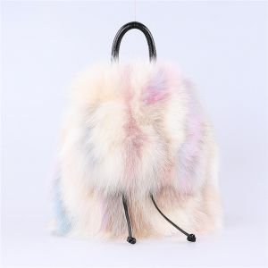 Rucksack aus mehrfarbigem Pelz mit weißem Hintergrund