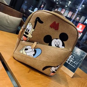 Mini Mickey Mouse Rucksack für Kinder beige mit einem hölzernen Tisch Hintergrund
