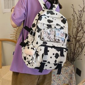 Rucksack mit Kuhprint und schönem Motiv auf dem Rücken eines Mädchens
