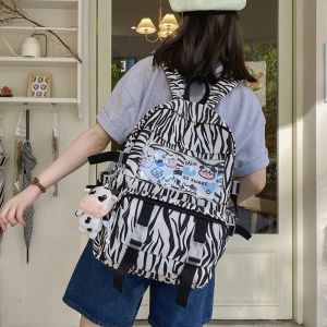Zebra-bedruckter Rucksack mit schönem Muster auf dem Rücken eines Mädchens
