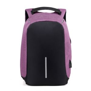 Wasserdichter und reflektierender Anti-Diebstahl-Rucksack mit USB-Ladegerät in violett und schwarz mit weißem Hintergrund