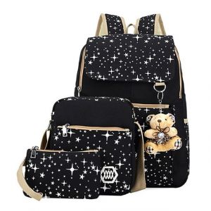 Rucksack mit Sternenmotiv und Schlüsselanhänger Schwarzer Bär mit weißem Hintergrund und drei Taschen