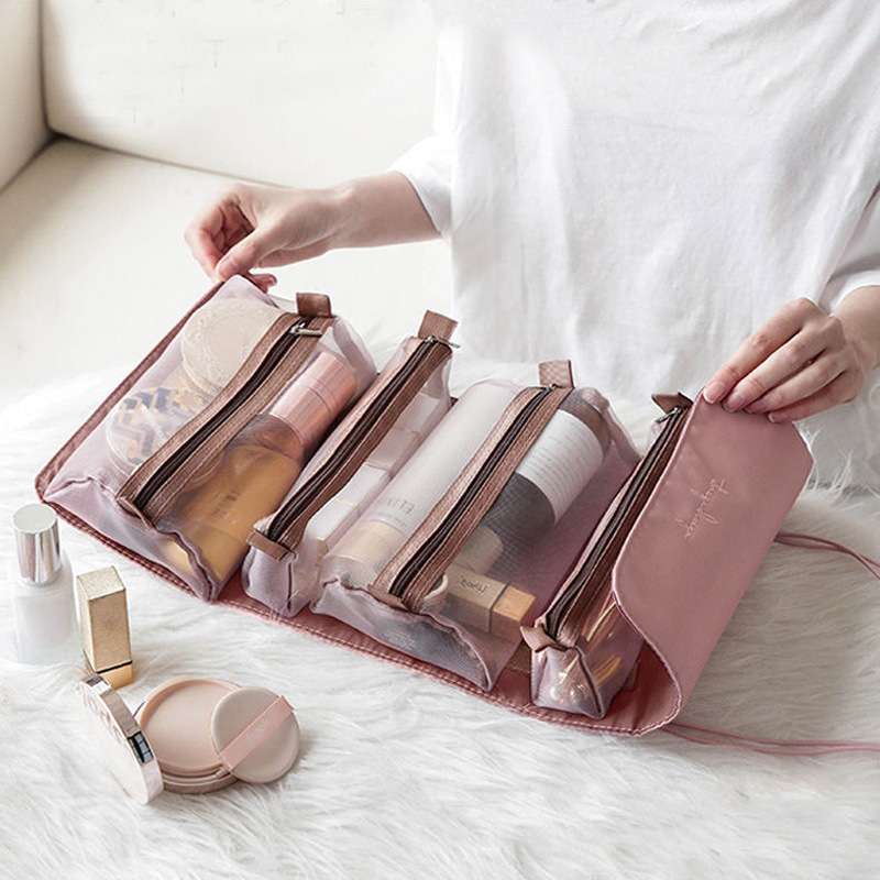 Kosmetiktasche mit mehreren Taschen für Frauen rosa und transparent mit einem Hintergrund eine Frau, die die Tasche wählt