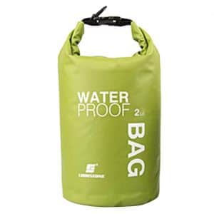 Wasserdichte Minitasche 2L für Wassersport grün mit weißem Hintergrund