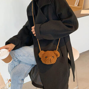 Brauner Baby-Rucksack mit Teddybär, getragen von jemandem