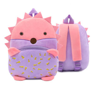 Schulrucksack aus Samt in Form eines rosa und violetten Igelkopfes mit kleinen Stacheln rundherum, von vorne und im Hintergrund , der Rucksack wird auch von hinten gezeigt, wo die rosa Riemen zu sehen sind