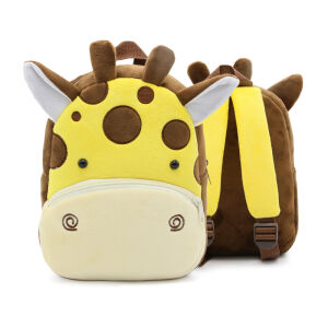 Schulrucksack aus Samt in Form eines gelben und braunen Giraffenkopfes mit kleinen Hörnern, von vorne und im Hintergrund , der Rucksack wird auch von hinten gezeigt, wo man die gelben Riemen sieht