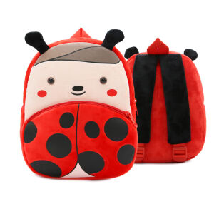 Schulrucksack aus Samt in Form eines rot-schwarzen Marienkäferkopfes, von vorne und im Hintergrund dargestellt, der Rucksack wird auch von hinten dargestellt, wo die schwarzen Riemen zu sehen sind