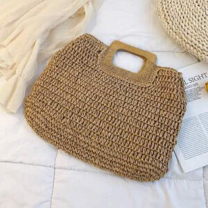 Quadratische, grobmaschige Strandtasche mit Henkeln aus Holz