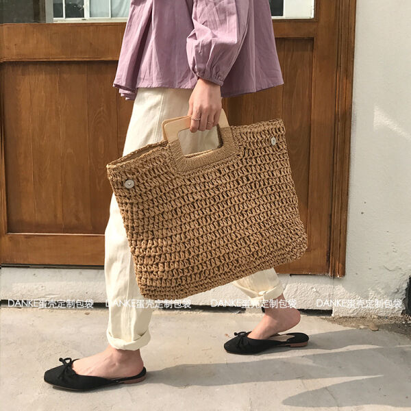 Quadratische Grobmaschige Strandtasche Mit Henkeln Aus Holz